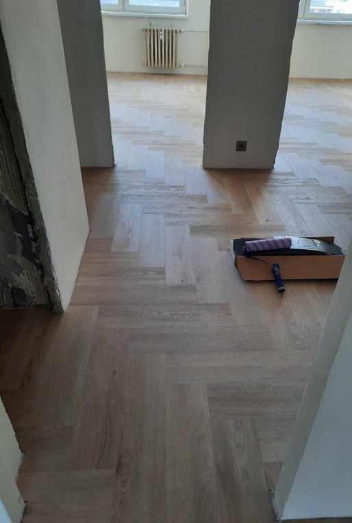 Případová studie: Pokládka vinylu ve vzoru rybí kosti v panelovém bytě